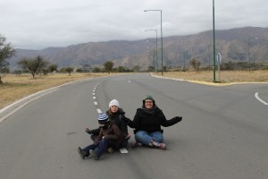 mi amiga Rosi y yo. (abogadas, 26, años, sin traje serio, sin tacos, procurando vivir la vida ayudando a todo el que se pueda, aunque vivamos mochileando cada aventura)