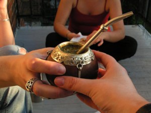 el mate, a primer momento es amor - odio, después es necesario.